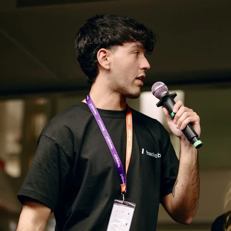 Joaquín Giorgis hablando con un micrófono en Córdoba Hack